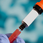 Impfungen im 21. Jahrhundert: Wissenschaftlicher Fortschritt und globale Gesundheit Moderne Medizin: Nahaufnahme einer Impfspritze zur Gesundheitsvorsorge